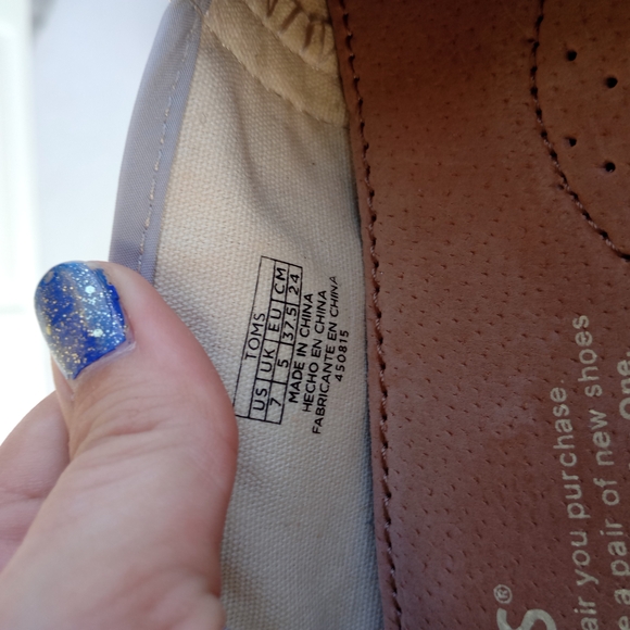 Toms White Floral Flats with Intricate Detailing - Picture 3 of 7